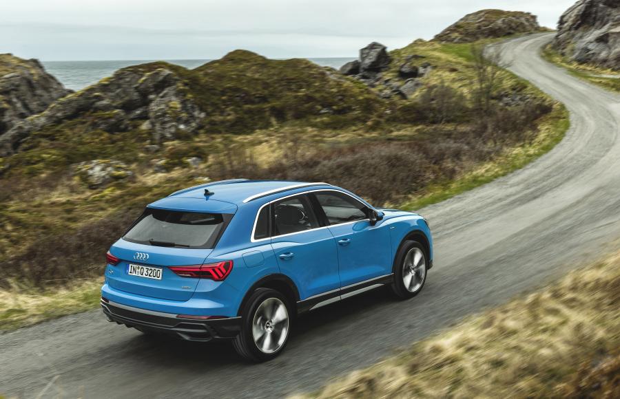  Audi Q3 45 TFSI Quattro S-Line 2018 года  (WW) (фото 9 из 56)